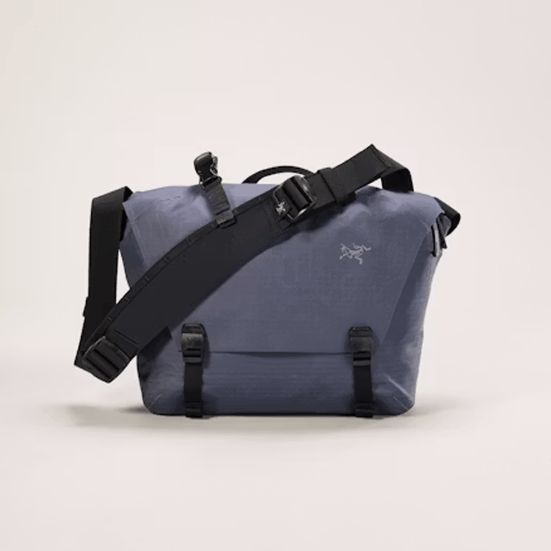 Load image into Gallery viewer, Blue bag with black straps on a light beige background
