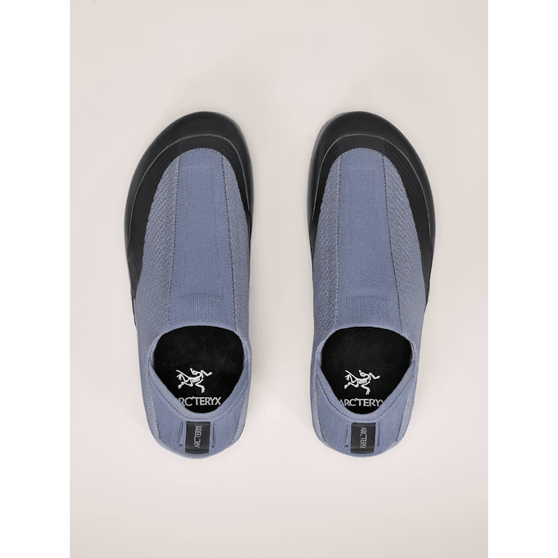 Load image into Gallery viewer, Pair of blue shoes with black soles on a light beige background