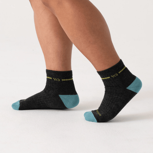 Wide Open by Darn Tough Women's Single Stripe Midweight Quarter Sock